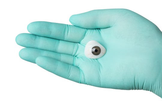 proteza oka trzymana na dłoni