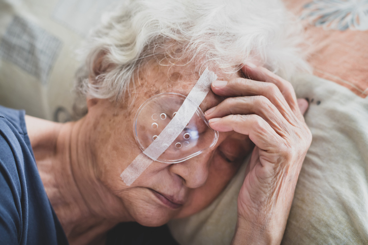 starsza kobieta- z konformerem na oku po zabiegu